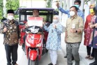 Bupati Cianjur H. Herman Suherman. ST. MAP bersama Diah Pitaloka (Anggota DPR RI Komisi VIII) poto bersama setelah menyerahkan bantuan usaha dari Kementerian Sosial RI untuk disabilitas berupa bantuan usaha jualan, berupa 1 unit kulkas (showcase) dan bantuan 1 unit kendaraan roda tiga sebagai penunjang aksebilitas usaha berjualan.