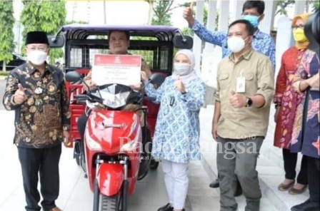 Bupati Cianjur H. Herman Suherman. ST. MAP bersama Diah Pitaloka (Anggota DPR RI Komisi VIII) poto bersama setelah menyerahkan bantuan usaha dari Kementerian Sosial RI untuk disabilitas berupa bantuan usaha jualan, berupa 1 unit kulkas (showcase) dan bantuan 1 unit kendaraan roda tiga sebagai penunjang aksebilitas usaha berjualan.