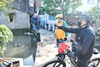 Bupati Cianjur H. Herman Suherman. ST. MAP sedang menunjuk tempat dimana diperkirakan sampah akan menumpuk dan memerintahkan Kadis Lingkungan Hidup Yudi Pratidi, ST. MM. agar memberdayakan masyarakat sekitar untuk pemeliharaan lingkungan, mengajak warga untuk tidak membuang sampah ke sungai dan bersama dengan warga masyarakat bergotong royong membersihkan sungai dari sampah terutama di irigasi