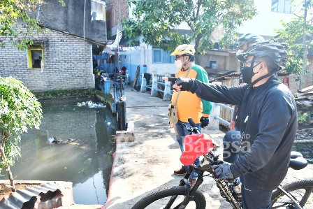 Bupati Cianjur H. Herman Suherman. ST. MAP sedang menunjuk tempat dimana diperkirakan sampah akan menumpuk dan memerintahkan Kadis Lingkungan Hidup Yudi Pratidi, ST. MM. agar memberdayakan masyarakat sekitar untuk pemeliharaan lingkungan, mengajak warga untuk tidak membuang sampah ke sungai dan bersama dengan warga masyarakat bergotong royong membersihkan sungai dari sampah terutama di irigasi