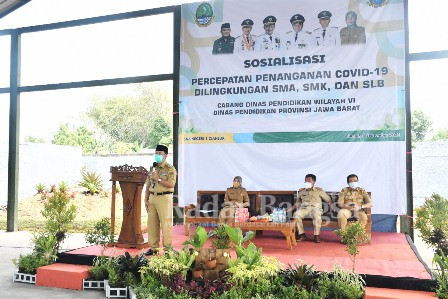 Bupati Cianjur H. Herman Suherman. ST. MAP sedang mensosialisasikan percepatan penanganan covid-19 di Lingkungan SMA, SMK dan SLB se Kabupaten Cianjur di SMKN 1 Cianjur.
