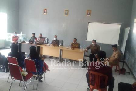 Tim Satuan Gugus Tugas (SATGAS) Covid-19 Kecamatan Cidaun sedang melaksanakan pembinaan, Sosialisasi, Silaturrahmi, dan Harmonisasi dengan para ulama, tokoh masyarakat, pemuda, tokoh wanita, mengenai pencegahan Covid-19 di desa Karyabakti.
