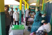 Camat Kecamatan Cidaun Herlan Iskandar. S.IP bersama Kapolsek Cidaun AKP Sumardi. SH gandeng tim kesehatan gencarkan swab test ke sekolah-sekolah.