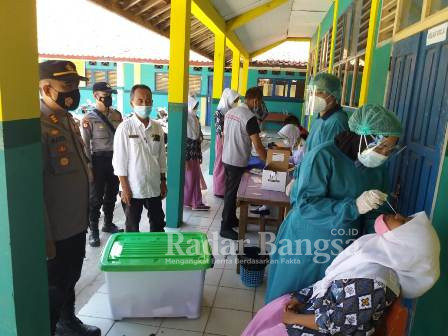 Camat Kecamatan Cidaun Herlan Iskandar. S.IP bersama Kapolsek Cidaun AKP Sumardi. SH gandeng tim kesehatan gencarkan swab test ke sekolah-sekolah.