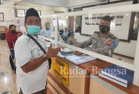 Salah satu Anggota DPRD, Kab Pasuruan, dari fraksi PKB, Abah Rouf saat melakukan pembayaran pajak di Samsat Bangil polres Pasuruan