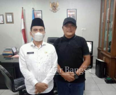 (kanan) Kadis Pendik S Hariyanto S.Pd, M.M  Gresik dan (kiri) Kepala Biro Radar Bangsa Gresik