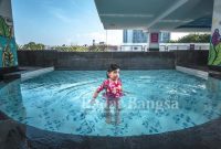  Area kolam renang Quest Hotel Darmo Surabaya