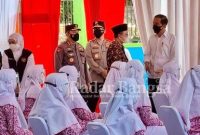  Presiden Jokowi saat meninjau vaksinasi di Ponorogo