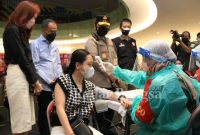  Pengecekan Kapolda Jatim, Irjen Pol Nico Afinta pada vaksinasi di Mall Ciputra World Surabaya