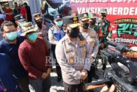  Pengecekan Kapolda Jatim, Irjen Pol Nico Afinta terhadap Mobil Respon Cepat Vaksinasi