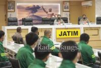Kapolda Jatim, Irjen Pol Nico Afinta selaku Ketum Pengurus Provinsi PBVSI Jatim melepas kontingen tim voli PON XX 2021 Papua