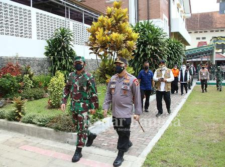 Panglima TNI dan Kapolri mengecek pelaksanaan vaksinasi di Malang