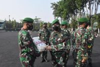 Danrem 084/BJ, Brigjen TNI Herman Hidayat Eko Atmojo saat memberikan bantuan beras secara simbolis di Makorem 084/BJ