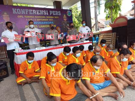 Bandit - Bandit Narkoba saat di pampan di Mapolres Lamongan pada Konfrensi Pers