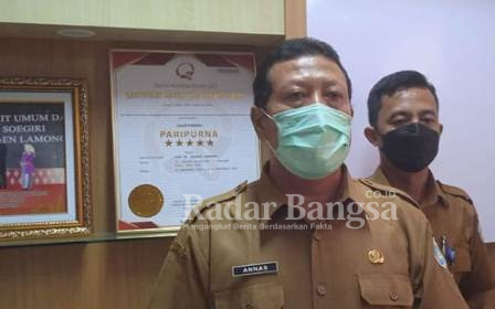 dr. Chaidir Annas Direktur RSUD dr. Soegiri Lamongan yang didampingi Budi Wignyo Siswoyo bagian Humas. Senin (13/9/2021). (foto: ist)
