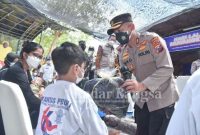 Kapolres Lamongan AKBP Miko Indrayana, S.I.K., menyerahkan Tali Asih ke Anak Yatim Piatu Yang Orang Tuanya Meninggal Karena Covid-19. Jum'at (17/9/2021)