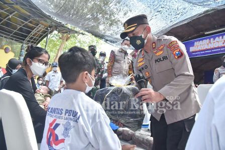 Kapolres Lamongan AKBP Miko Indrayana, S.I.K., menyerahkan Tali Asih ke Anak Yatim Piatu Yang Orang Tuanya Meninggal Karena Covid-19. Jum'at (17/9/2021)