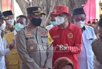 Kapolres Lamongan AKBP Miko Indrayana, S.I.K., bersama  dan Kepala badan intelijen negara daerah (Kabinda) diwakili Kabagduk Ops BIN Kolonel Inf. Fahmi Sudirman, meninjau Vaksinasi dor to dor