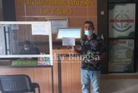 Siswo, perwakilan masyarakat desa Cungkup Kecamatan Pucuk Kabupaten Lamongan saat melakukan pelaporan di Pelayanan Terpadu Satu Pintu (PTSP) kantor Kejaksaan Negeri Lamongan Jawa Timur