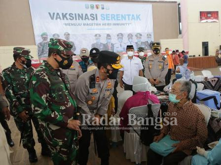 Vaksinasi Sinovac tahap pertama di Gelanggang Olahraga Ki Mageti, Magetan