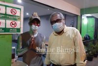 Arist Merdeka Sirait Ketua Unum Komnas Perlindungan Anak berdialog dengan salah seorang Keluarga Manusia Silver di Depok Sabtu 25/09.