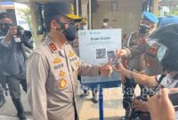 Kapolda Jatim, Irjen Pol Nico Afinta saat mengecek scan QRCode aplikasi PeduliLindungi kepada pengunjung Mapolda Jatim