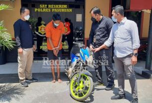 Saat Tersangka MS , dihadirkan dalam pers rilis di Mapolres Pasuruan