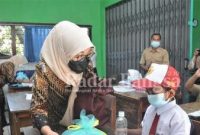  Bunda PAUD Kabupaten Pasuruan, Ny Lulis Irsyad Yusuf saat  berdialog dengan siswa dengan menunduk malu (Dok Istimewah Kominfo)