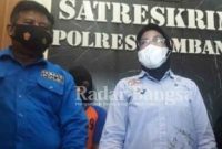 Tersangka HRS yang tega menyetubuhi dua putrinya sendiri, saat dirilis Unit PPA Satreskrim Polres Jombang.