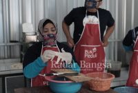 Berinovasi melahirkan masker khusus, penyandang tunarungu yang tergabung dalam mitra binaan PLN, Kelompok Sahabat Difabel tetap dapat produktif di tengah Pandemi Covid-19.