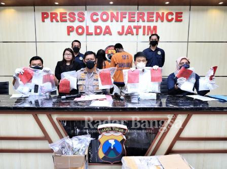  Konferensi pers Polda Jatim terkait pengungkapan kasus pasangan kekasih pengedar narkotika jenis sabu dan extacy