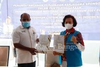Direktur Manajemen Sumber Daya Manusia PLN, Syofvi Felienty Roekman (kanan) dan Ketua Harian PB PON, Yunus Wonda (kiri) saat melakukan penandatanganan perjanjian sponsorship penyelenggaraan PON XX Papua, Selasa (14/09).