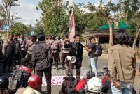 Mahasiswa berorasi saat kunjungan Presiden Jokowi