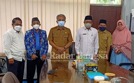 Ketua IPHI Sidoarjo, Drs. H. Achmad Zaini, MM saat menerima kordinasi terbatas pengurus, antara lain Sekretaris IPHI H. Rohmat Nasrudin, LC, MAg, Wakil Ketua Makin Rahmat, SH, MH dan Dr. Hj. Uswatun Hasanah, serta Duet bendahara H. Su’udi, SH dan HM. Hudori, S.Kom, MH,