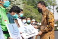 Wali Kota Surabaya, Eri Cahyadi menyerahkan bansos JPS masing-masing senilai Rp200 ribu kepada 15 MBR di halaman Balai Kota Surabaya, Jum'at (10/9/2021)