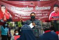 Giat Penyerahan PIP Aspirasi Puti Guntur Soekarno di halaman Balai RW II Krembangan Bhakti, Surabaya