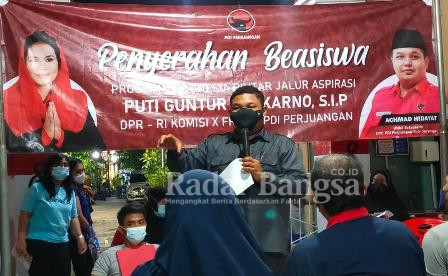 Giat Penyerahan PIP Aspirasi Puti Guntur Soekarno di halaman Balai RW II Krembangan Bhakti, Surabaya