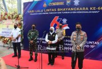 Giat vaksinasi bagi tuna wisma dan pemulung yang digelar di Kampus C Unair dalam peringatan HUT Lalin Bhayangkara ke-66