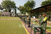 Suasana personil Korem 084/Bhaskara Jaya latihan menembak pistol jenis P-1