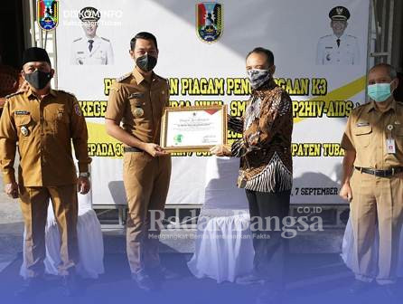 Bupati Tuban, Aditya Halindra Faridzky, SE., didampingi Wabup Tuban, H. Riyadi, SH. menyerahkan penghargaan Keselamatan dan Kesehatan Kerja (K3) dari Gubernur Jawa Timur kepada 36 perusahaan di Kabupaten Tuban, Selasa (07/09/2021).