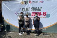 Pelaksanaan vaksinasi di STIE IBMT oleh SEMMI Cabang Surabaya dan Polrestabes Surabaya