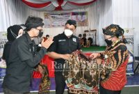 Bupati Cianjur H. Herman Suherman. ST. M.AP sedang melihat motif batik hasil inovasi komunitas disabilitas Cianjur