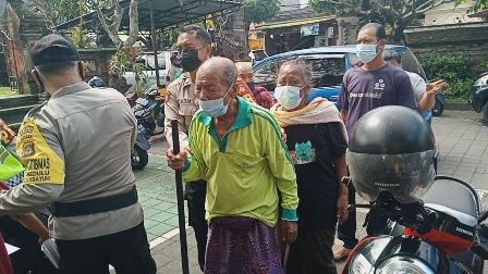  Pelaksanaan vaksinasi bagi lansia oleh Polres Gianyar, Bali