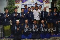 Gus Tata (berbaju putih) bersama pengurus DPD Partai NasDem Kabupaten Kediri berfoto dengan Grup Rebana Al Husna