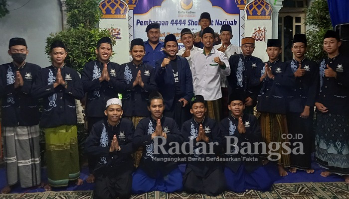 Gus Tata (berbaju putih) bersama pengurus DPD Partai NasDem Kabupaten Kediri berfoto dengan Grup Rebana Al Husna