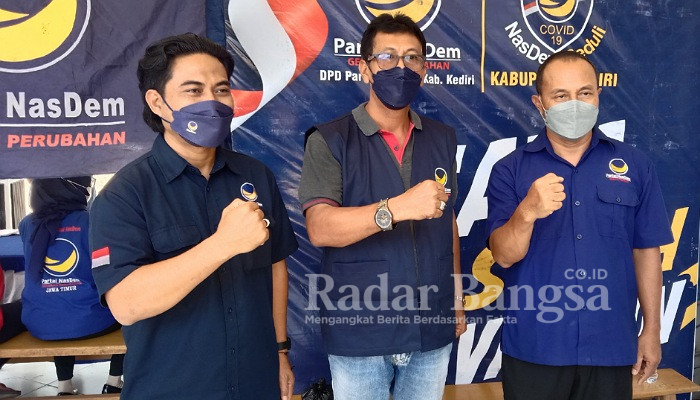 Ketua Satgas NasDem Peduli Provinsi Jawa Timur, Suhandoyo (tengah) bersama Ketua DPD Partai NasDem Kabupaten Kediri, Drs. H. Lutfi Mahmudiono dan Ketua Satgas NasDem Peduli Covid-19, Khusnul Arif, S.Sos