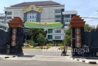 Situasi halaman kantor Pemerintah Kabupaten Lamongan yang masih terlihat sepi dan tidak ada peserta aksi demonstrasi yang berkeliaran dilokasi. Selasa (26/10/2021)
