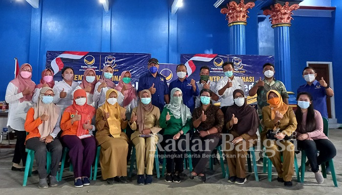 Satgas NasDem Peduli Kabupaten Kediri berfoto bersama Tim Nakes Puskesmas Tiron