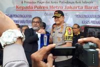 Arist Merdeka Sirait Ketua Umum Komnas perlindungan anak menyerahkan penghargaan kepada Kapolres Jakarta Barat.
