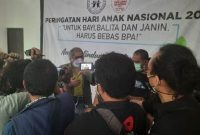 Arist Merdeka Sirait Ketua Umum Komnas Perlindungan Anak memberikan keterangan pers.